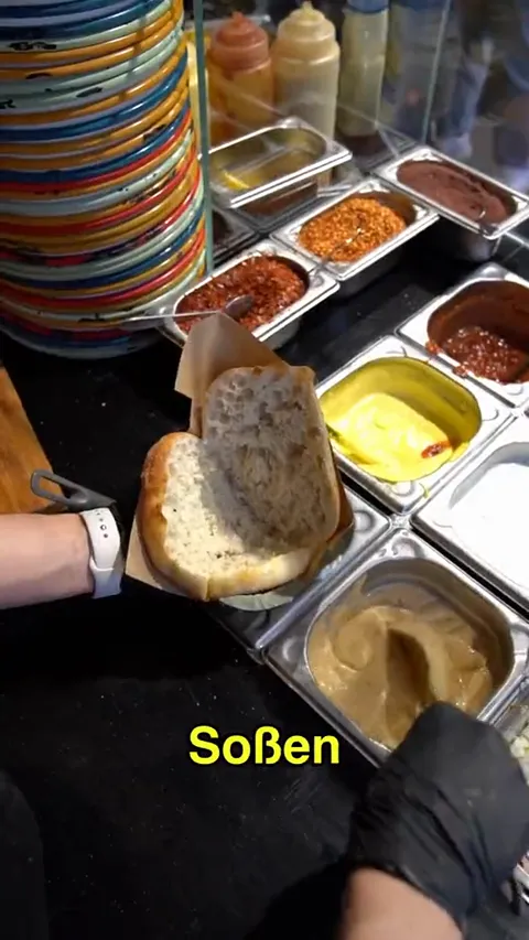 Reel-Standbild: Brot wird über die Saucenbehälter gehalten